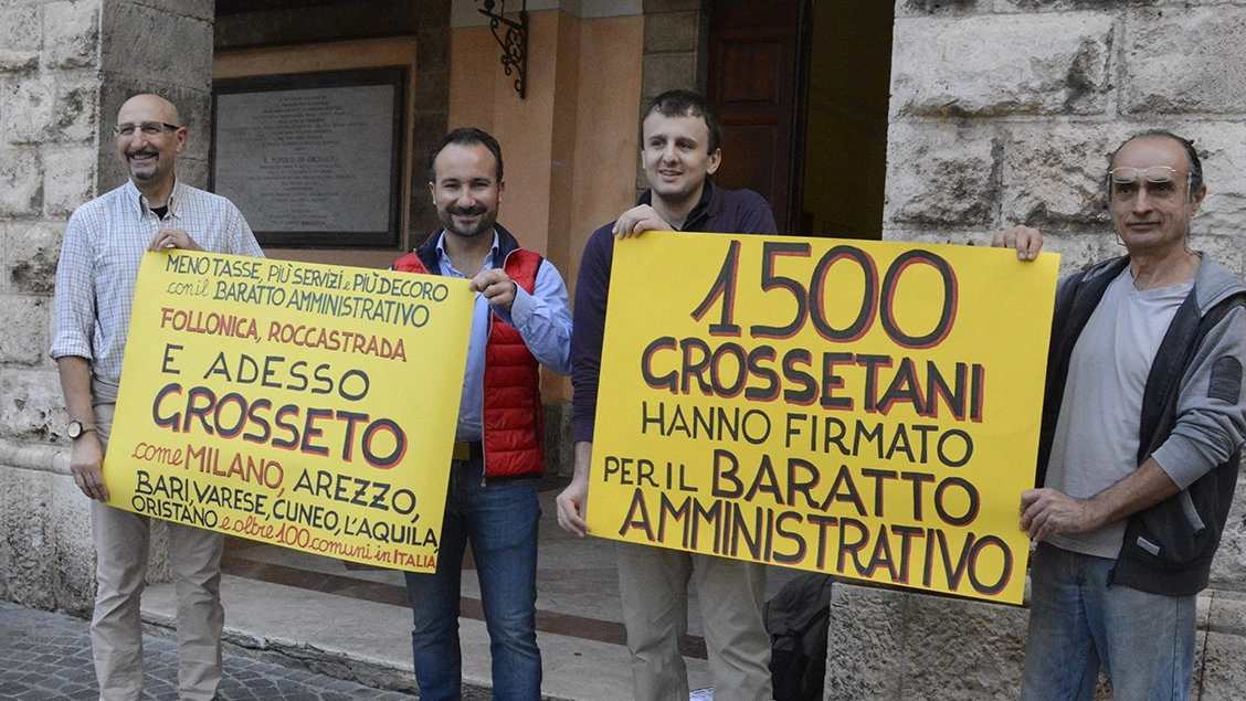 I promotori della petizione prima di entrare in Comune per consegnare le 1.500 firme