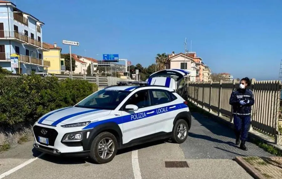 Riconosce i rapinatori, li ferma e poi viene salvato dalla polizia locale