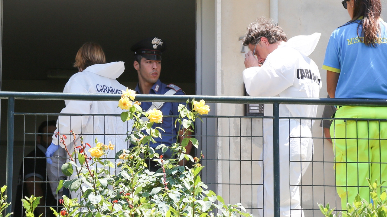 La scientifica dei carabinieri entra nell'appartamento (Fotocronache Germogli)