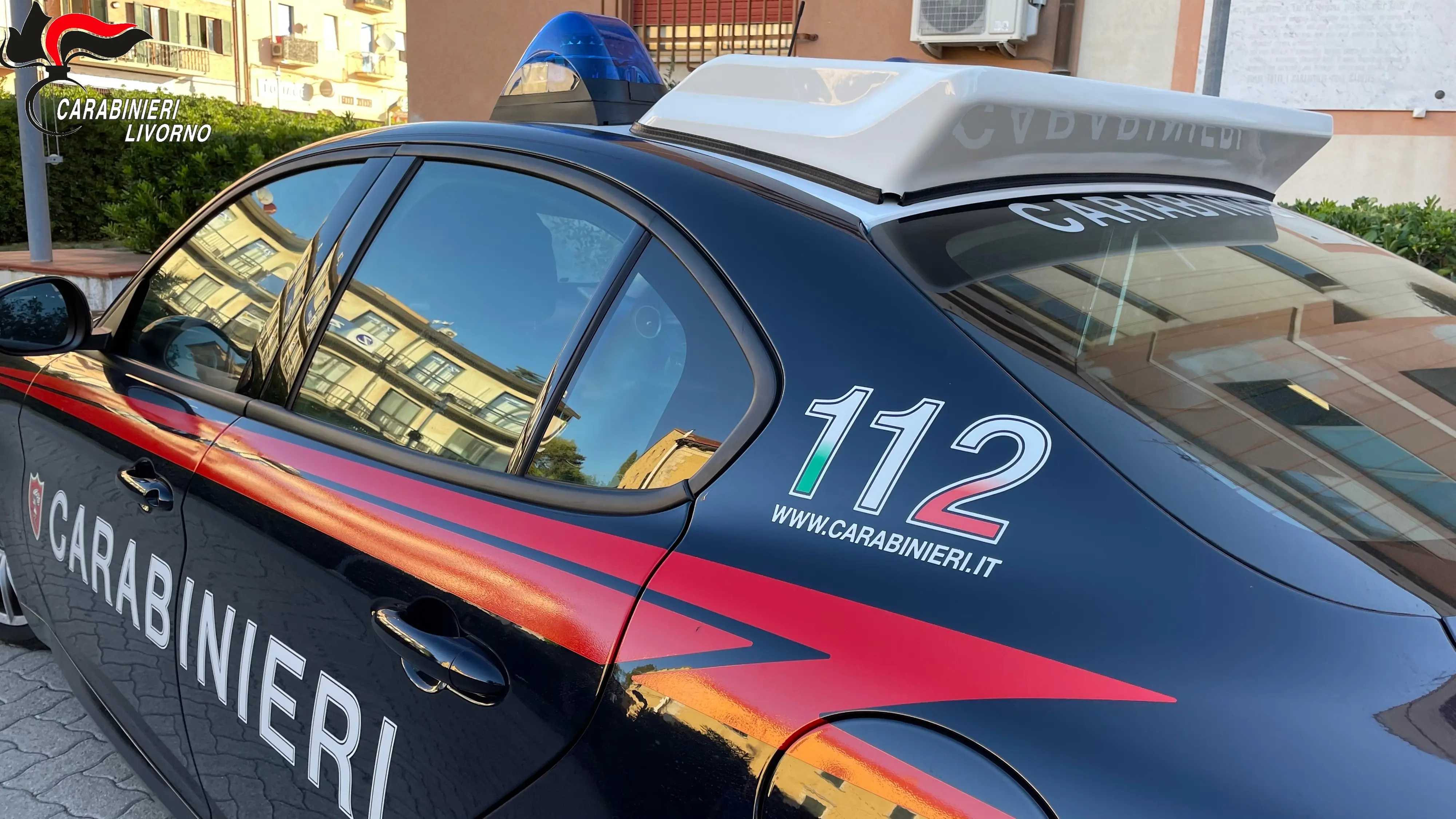 Spaccia davanti alla scuola, diciottenne arrestato dai carabinieri