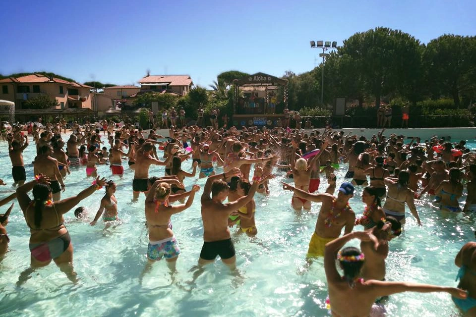 Tanta gente all'Acquavillage di Cecina a Ferragosto