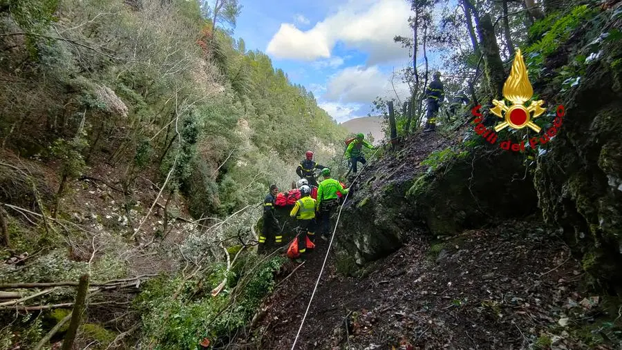 Cacciatore Cade Nel Dirupo, Soccorso Con L'elicottero