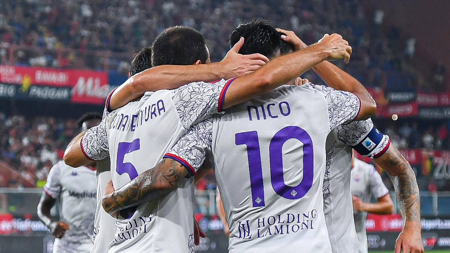 L'abbraccio viola al termine di Genoa-Fiorentina (Foto Ansa)