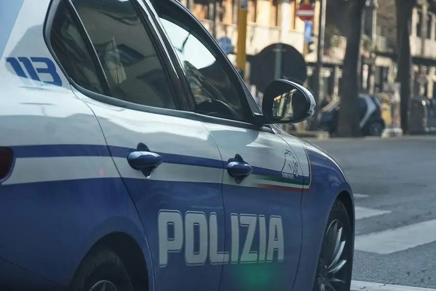 Fanno scorta di sigarette con carta di credito rubata: in manette