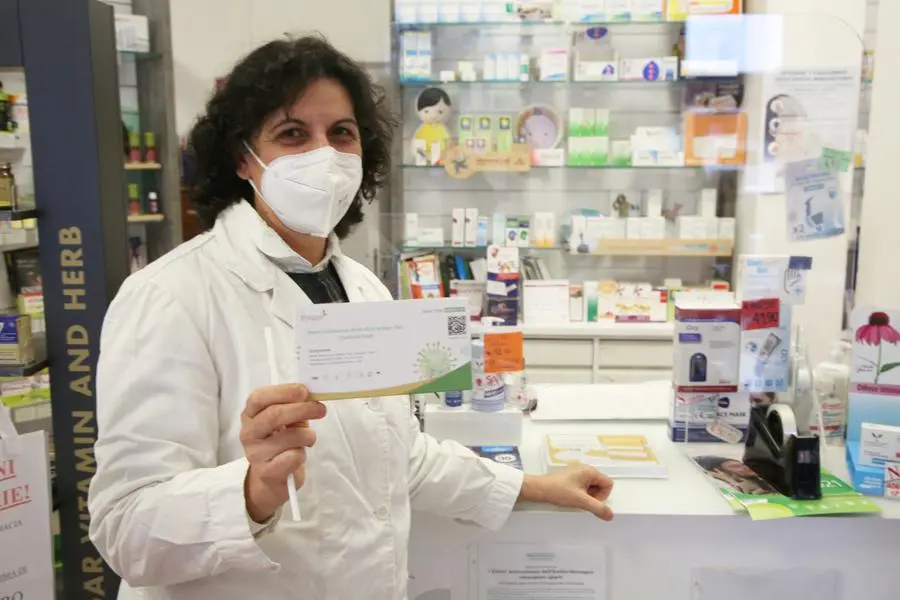 Farmacie, da oggi tamponi veloci gratis agli studenti e ai loro familiari