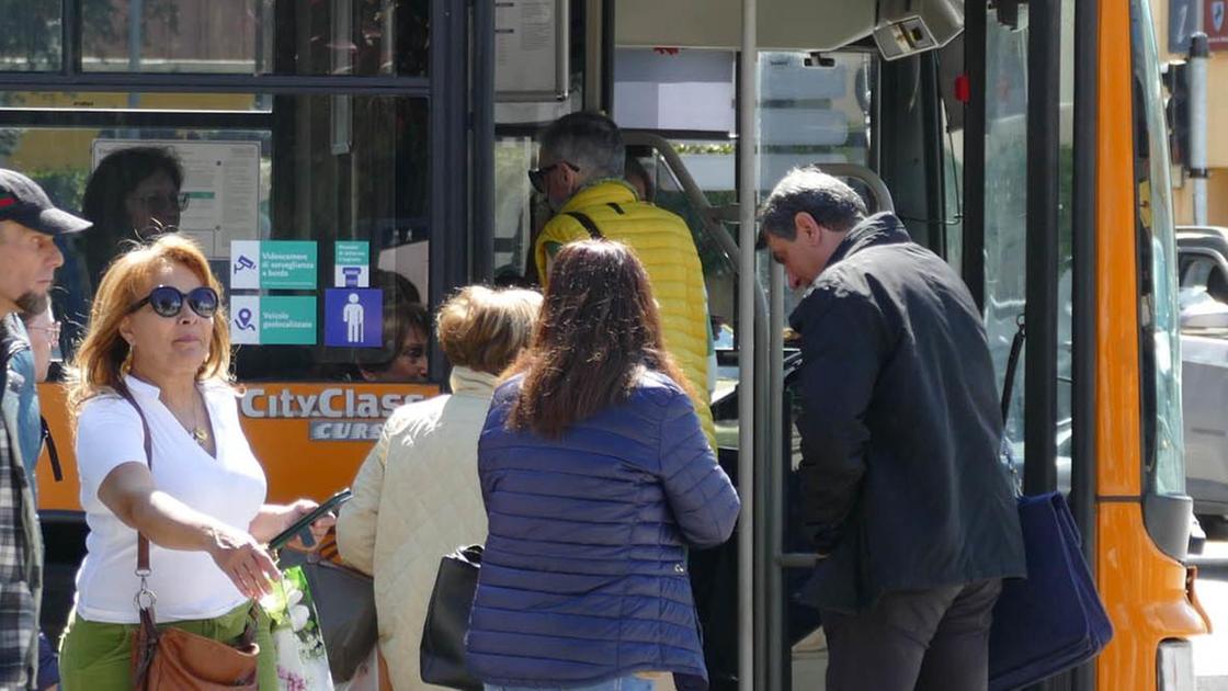 Aggressione all autista uomo tenta di salire al volo a Arezzodalle