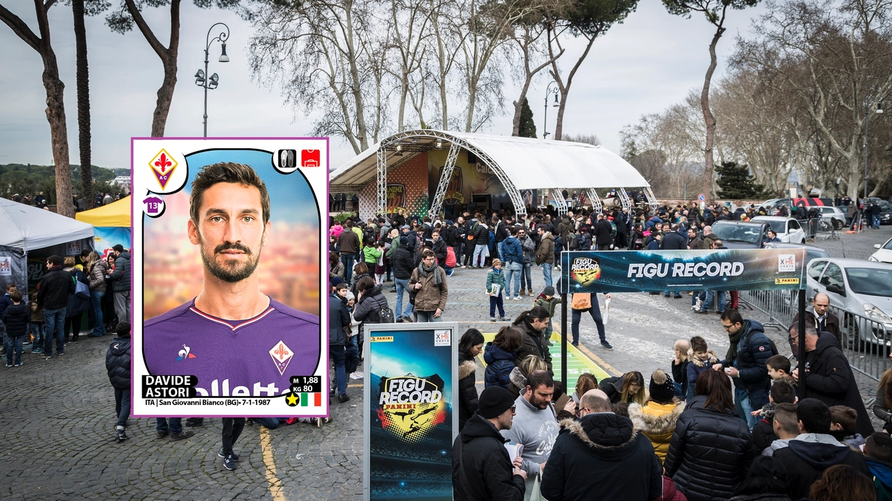 Il Panini Tour e, nel riquadro, la figurina di Davide Astori