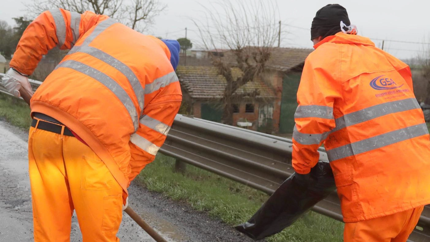 Via di Malcantone: "Pericoli in strada". Tra buche e frane