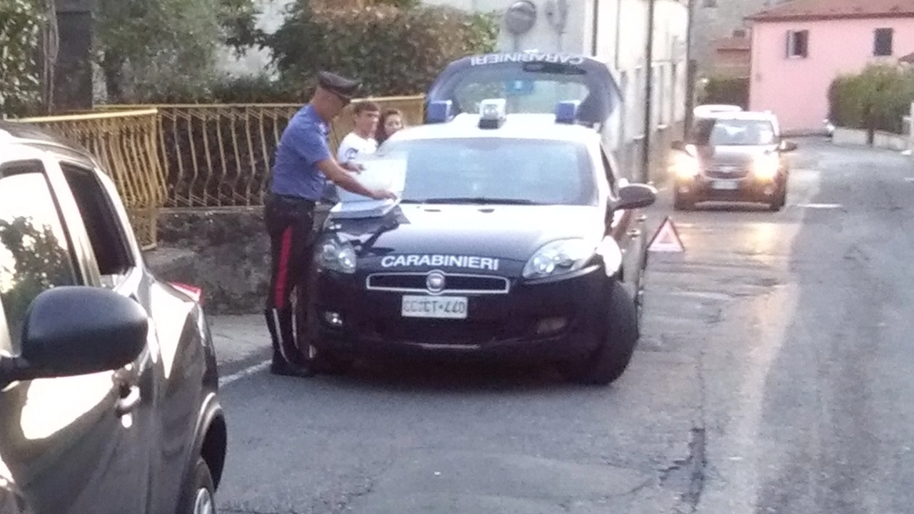 A risalire al conducente della Fiat Punto finita addosso alla Nissan con a bordo madre e figlia  sono stati i carabinieri della stazione di Sarzana