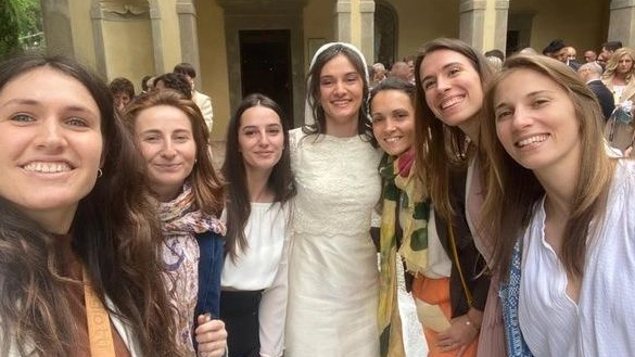 Francesca Giusti in abito da sposa contornata dalle compagne di squadra