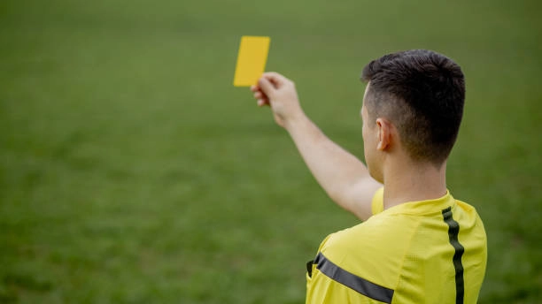 Arbitro estrae il cartellino giallo