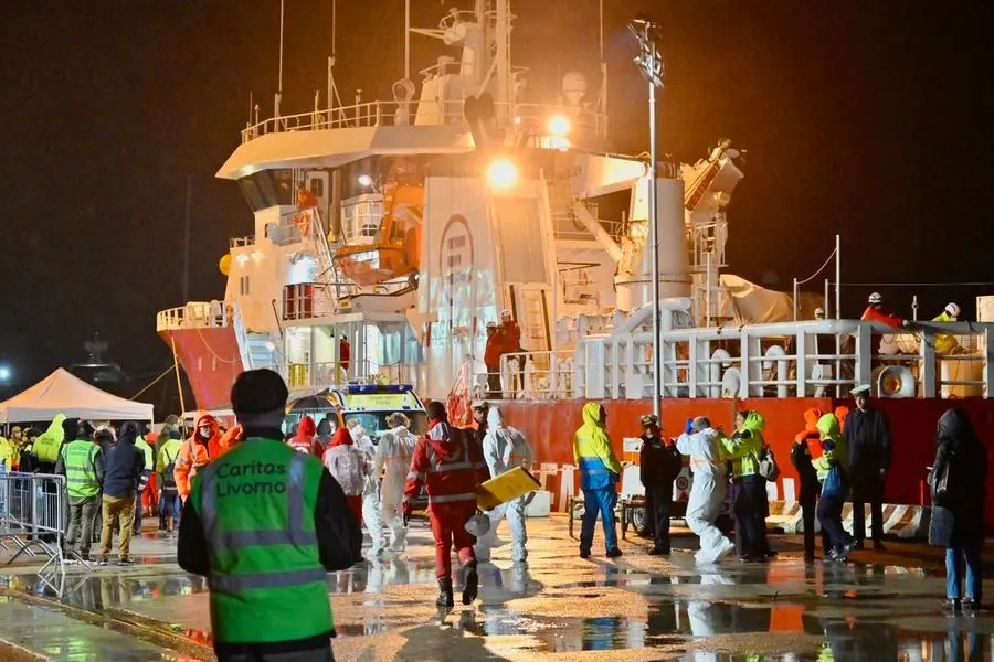 Migranti, la nave di Emergency a Livorno: diversi casi di scabbia a bordo