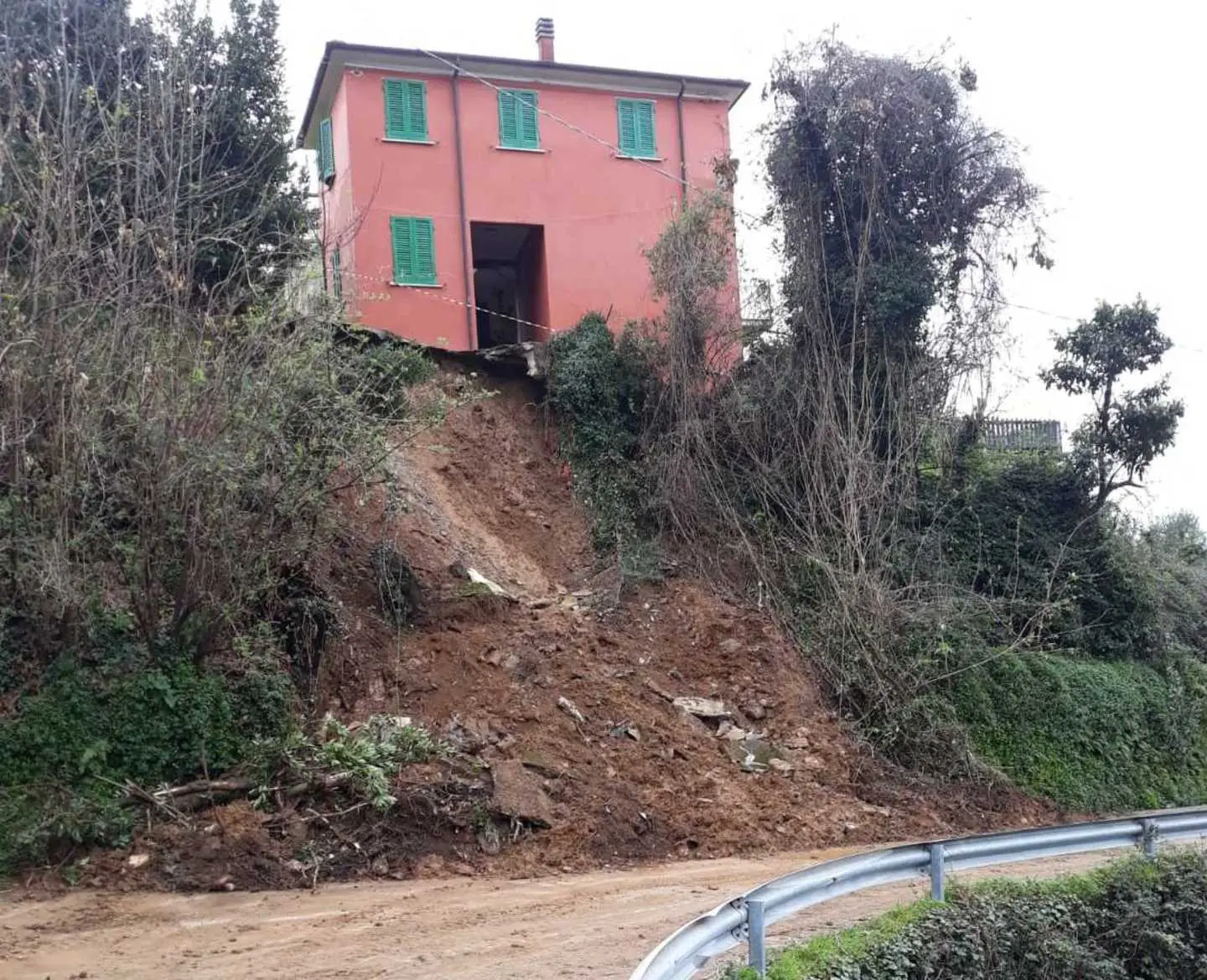 Frana, a Massa evacuate due case: strada provinciale chiusa