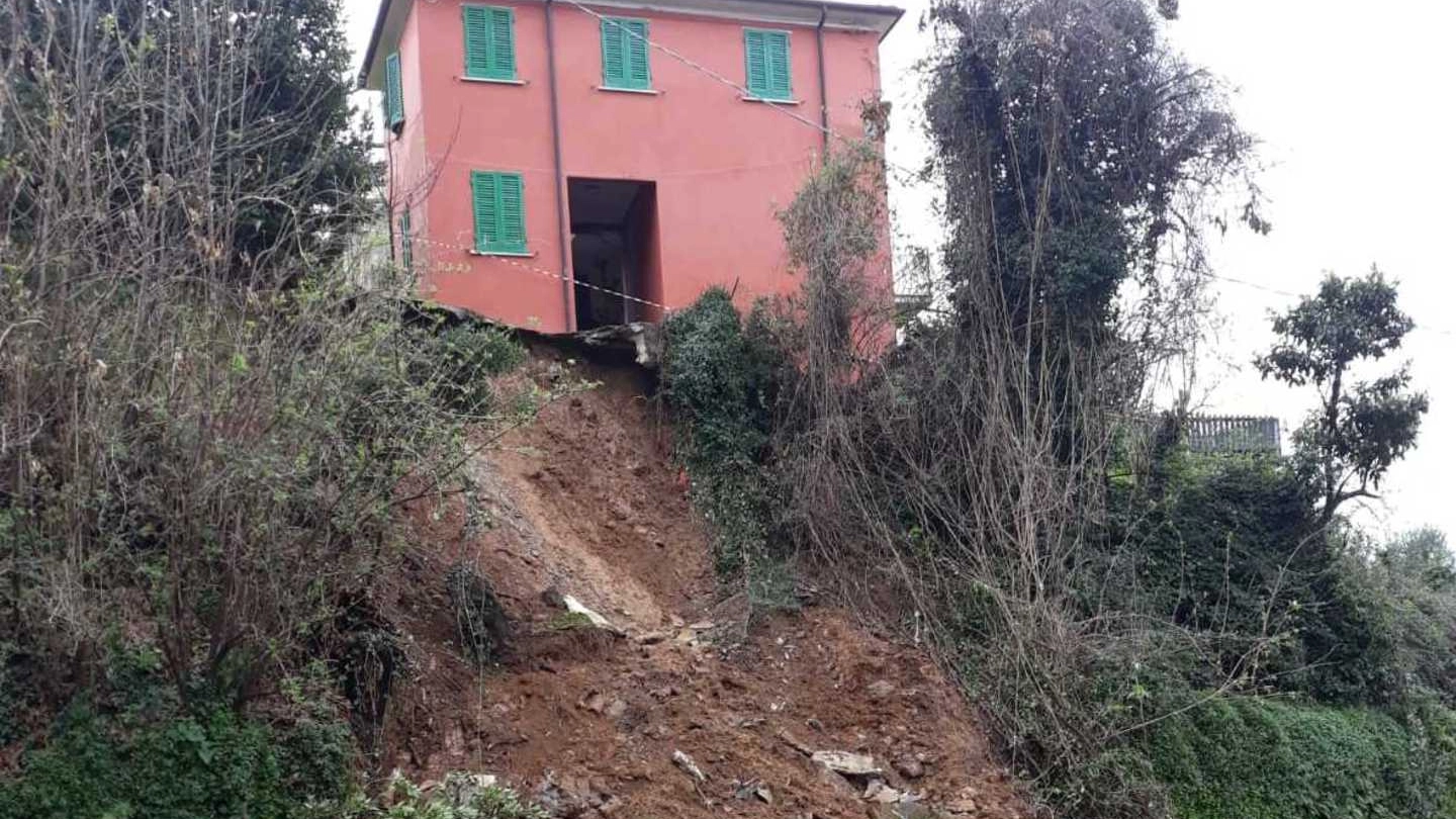 L’edificio evacuato per la frana a Massa 