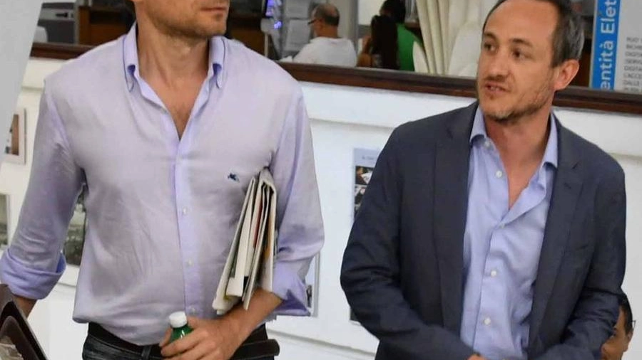 Sputi, insulti e volantino di minacce. Aggressione contro Fratelli d’Italia