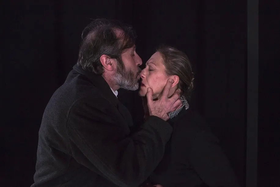 L'alzheimer raccontato a teatro nello spettacolo di Paola Fresa