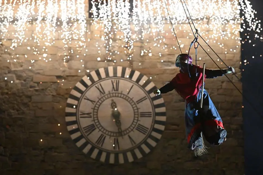 Befana, il virus ferma la discesa dei vigili del fuoco: "Ci vediamo nel 2022"/FOTO e VIDEO