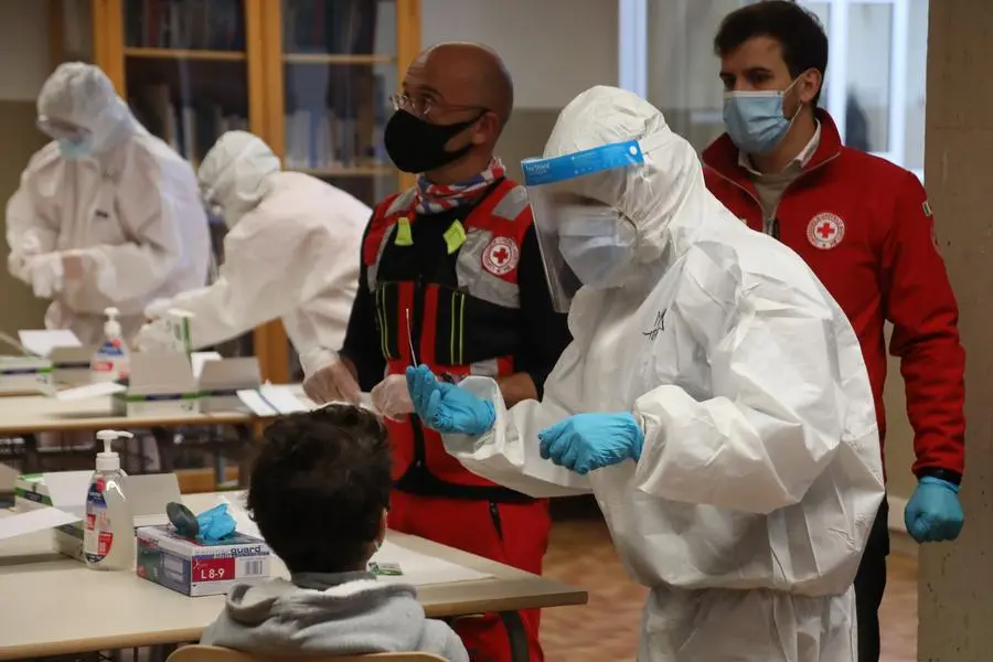 Scuola: screening a campione esteso a tutte le superiori, di massa per il personale