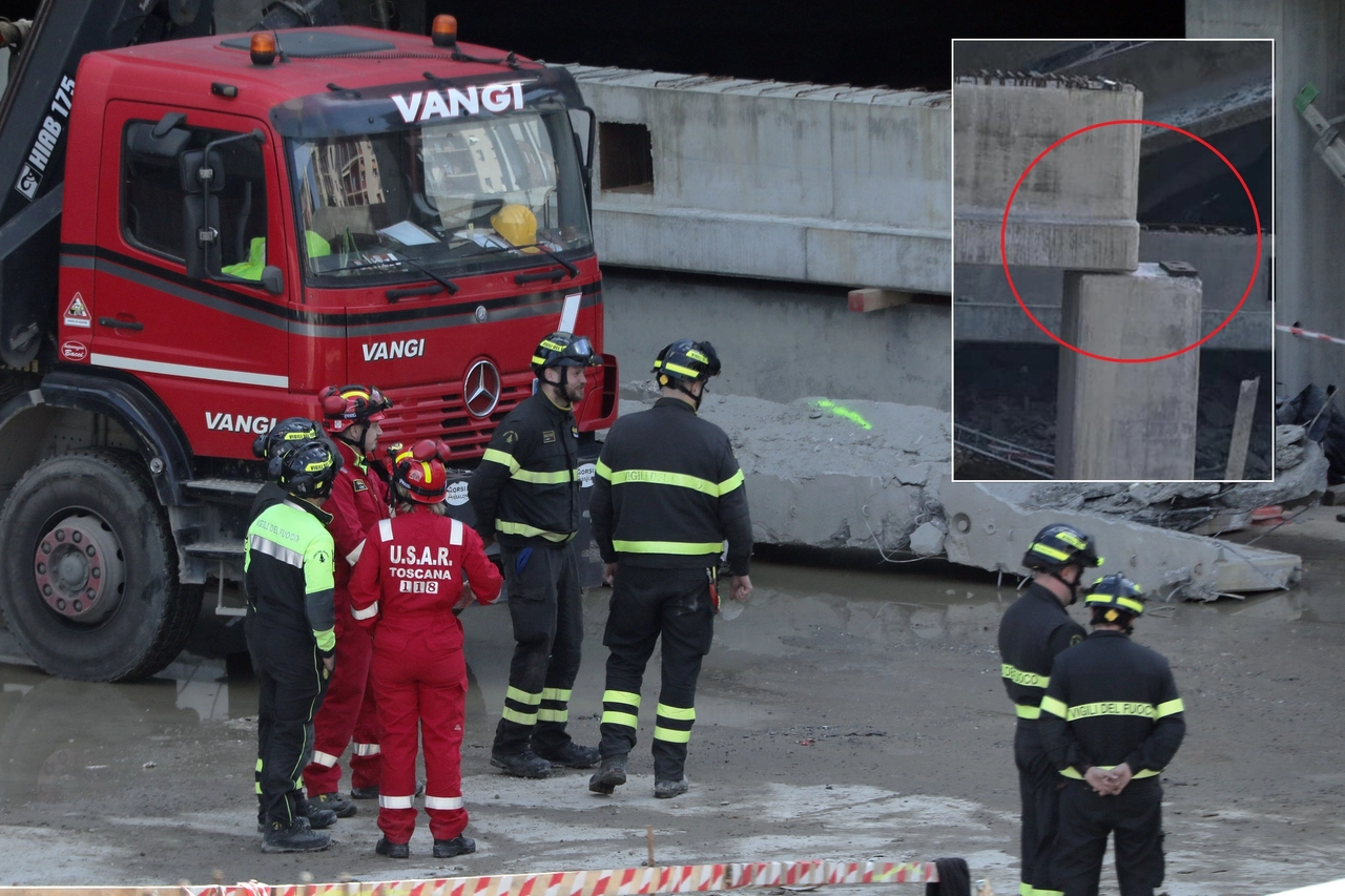 Vigili del fuoco nel cantiere e, nella foto piccola, un particolare del crollo