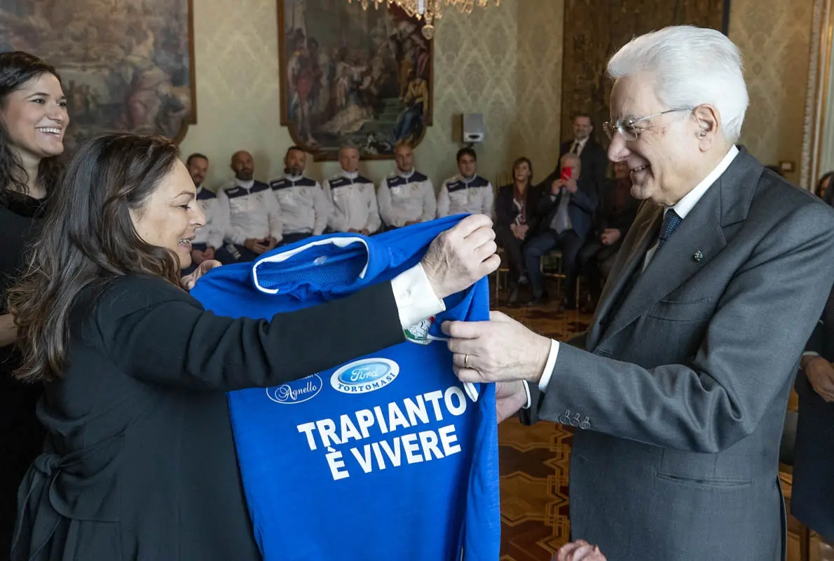 La maglia della Nazionale Calcio Trapiantati nelle mani di Sergio Mattarella