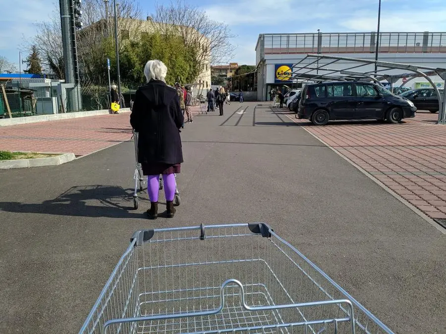 Firenze, ladro di biciclette nel parcheggio di un supermercato: arrestato