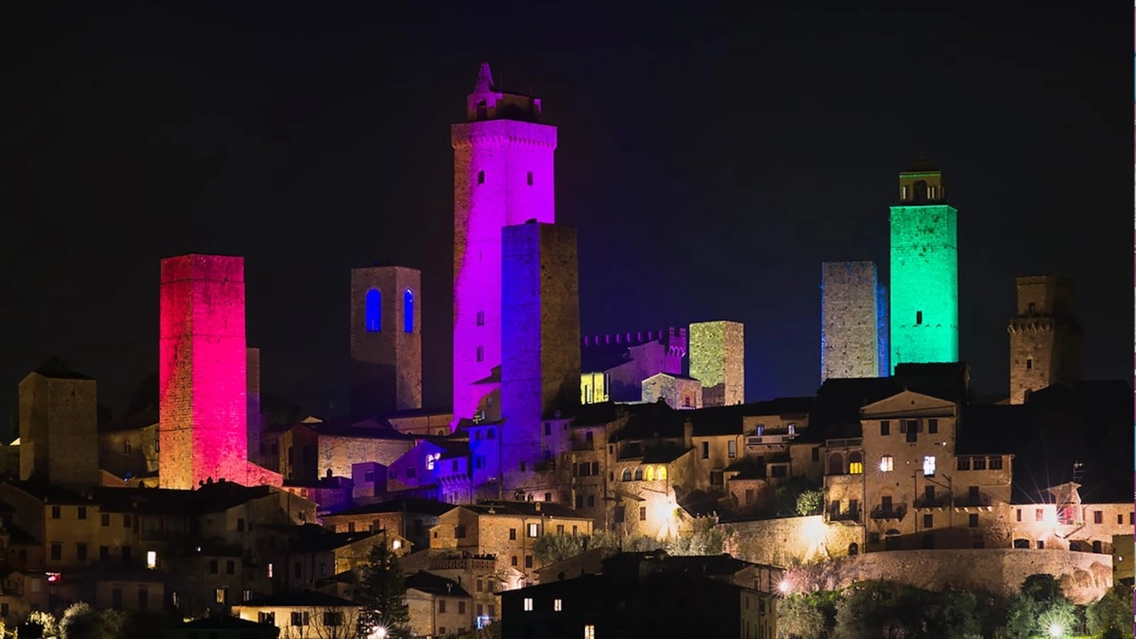 Si accende il Natale a San Gimignano: le torri medievali illuminano la città