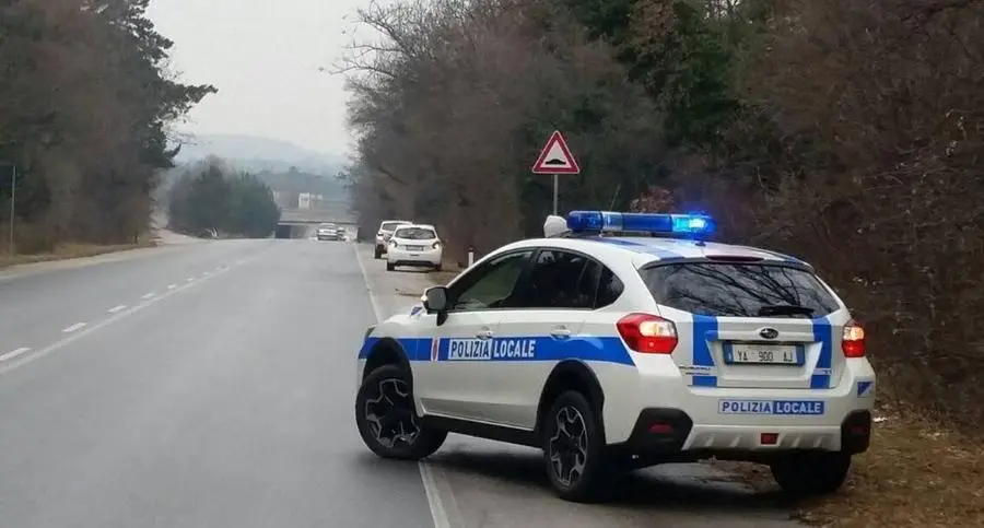 Fa cadere un motociclista e scappa, denunciato 85enne