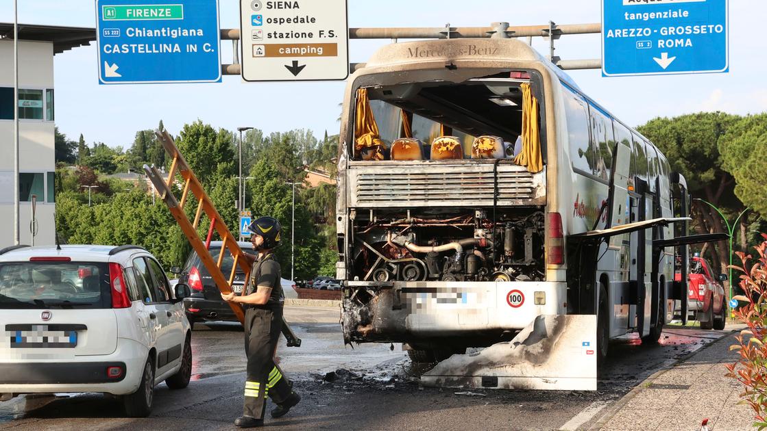 Siena bus a fuoco alla rotonda dello Stellino traffico in tilt