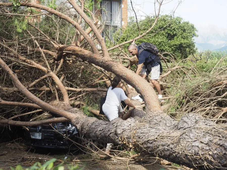 Maltempo in Toscana, turisti in fuga e danni. E' ancora allerta meteo