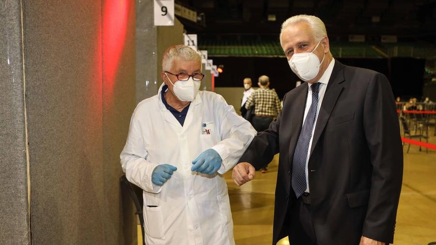 Eugenio Giani a Pasqua al maxi centro vaccinale al Mandela forum di Firenze 