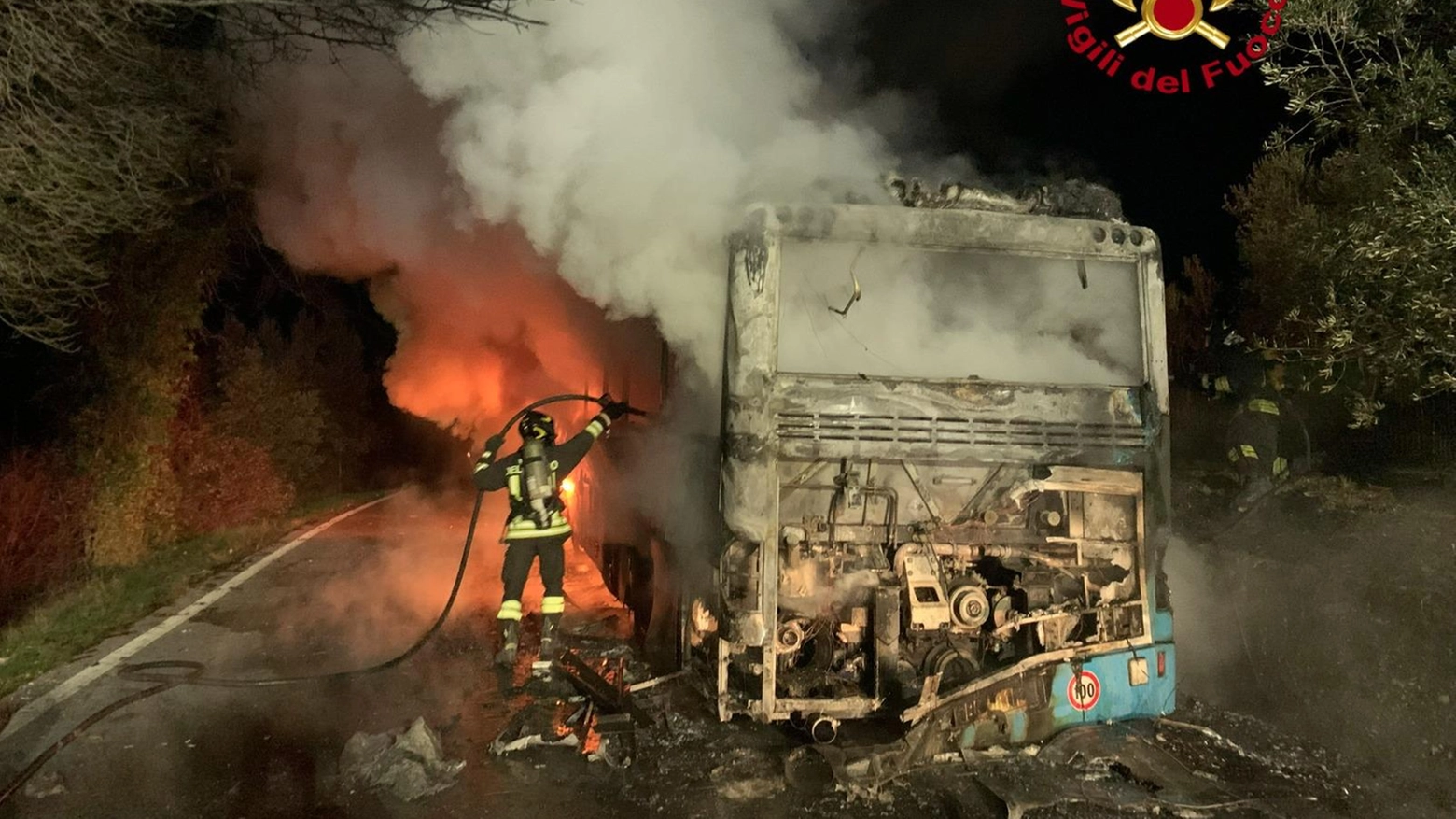 Pullman di At distrutto dalle fiamme. L’autista  salva i quindici passeggeri