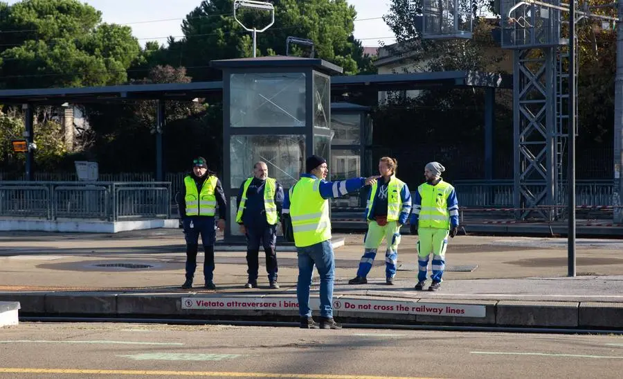 Travolta dal treno a Pisa, la vittima ora ha un nome