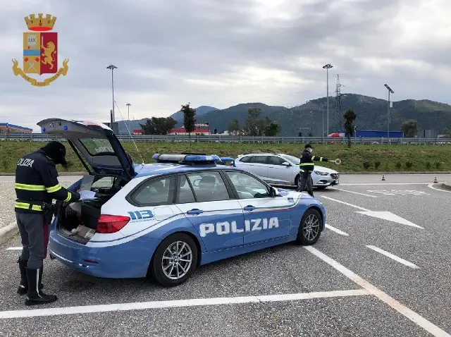 Centauro scappa dalla polizia in contromano, paura in autostrada