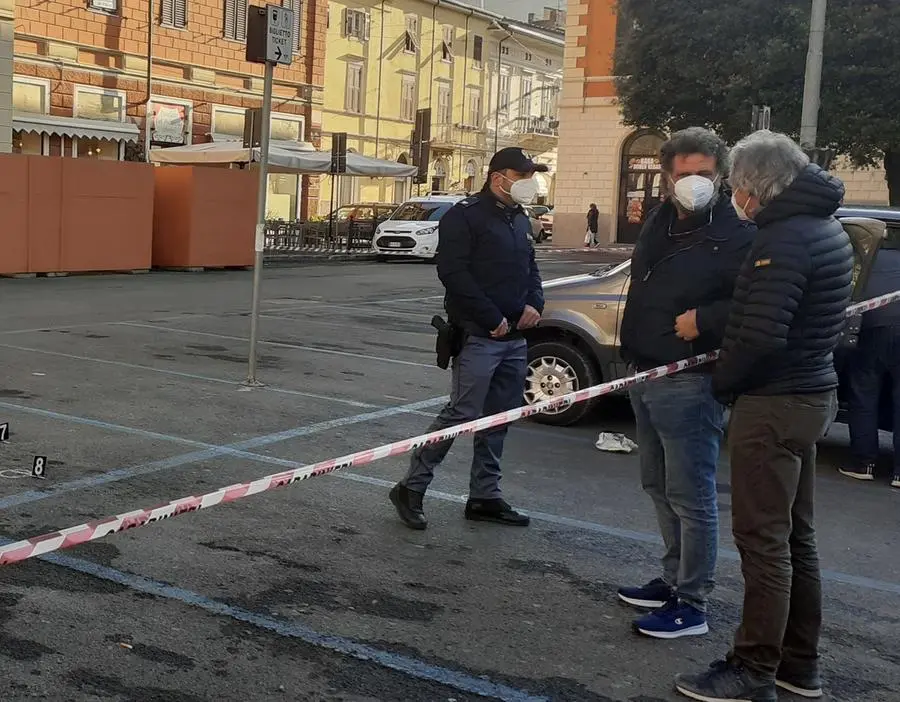 Follia a Carrara, spari in piazza durante lite per motivi di viabilità. Un denunciato