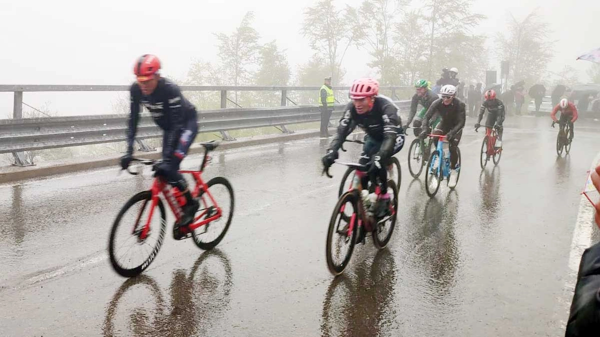 Diretta del Giro: tappa Scandiano-Viareggio, vince Cort Nielsen tra pioggia e freddo