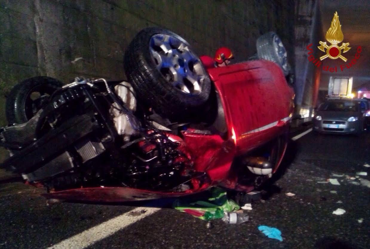 Incidente In Fipili Auto Invade La Carreggiata Opposta Giovane Gravissimo