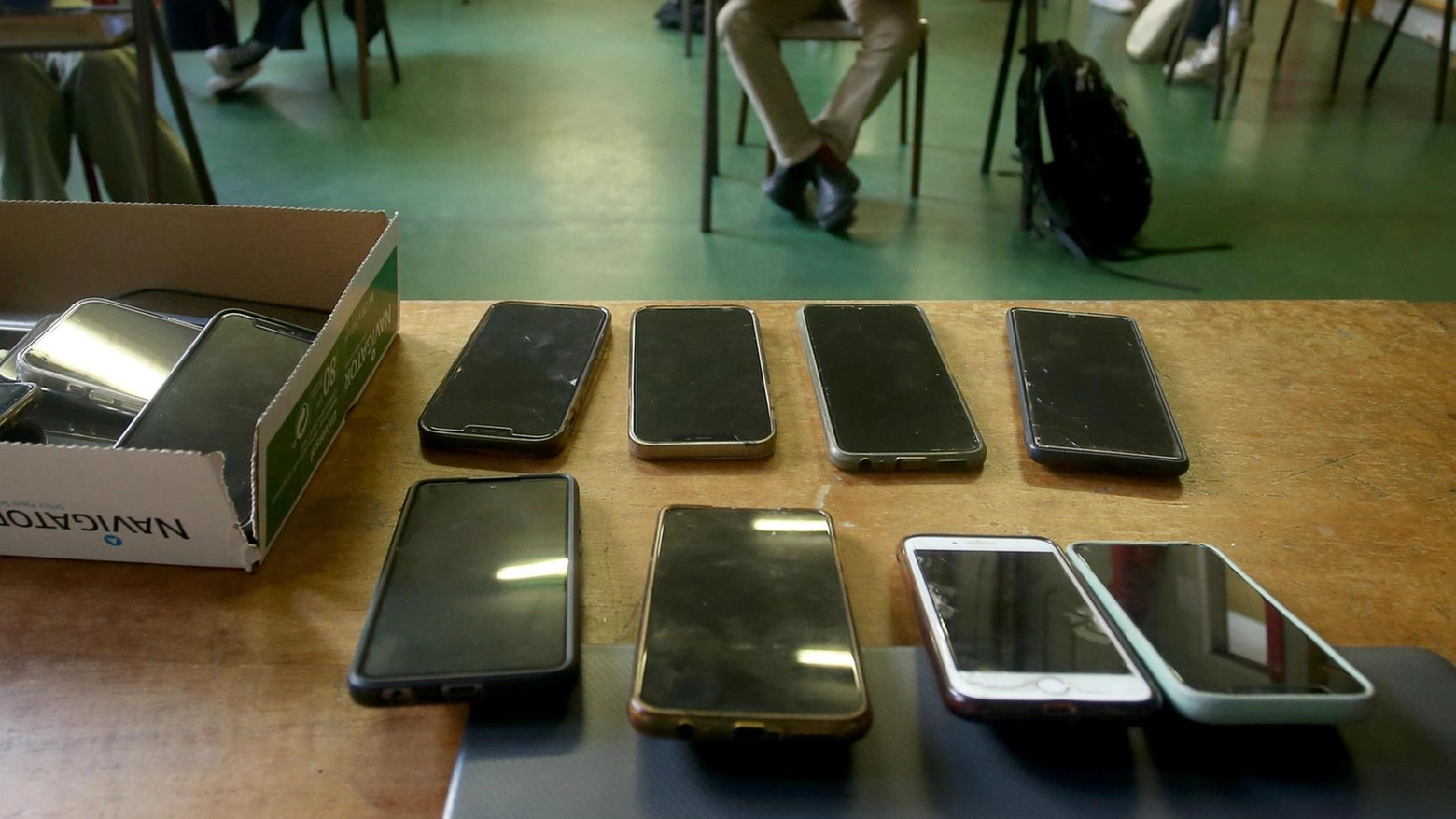 Tablet e telefonini vietati in classe. I presidi: "Educare all’uso corretto"