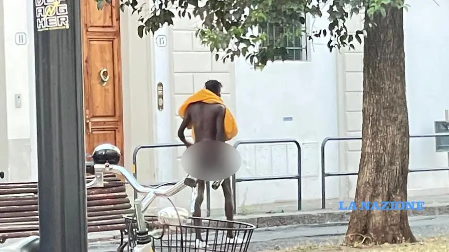 Rapina un negozio, morde un commesso e cammina nudo per il centro di Firenze: arrestato