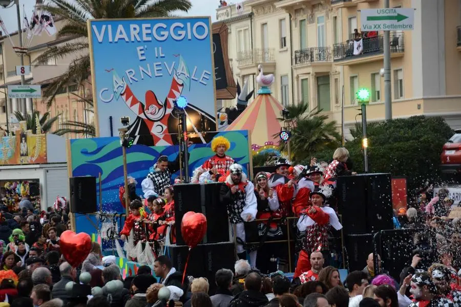 Carnevale di Viareggio, tutto pronto per la festa. 150 anni in maschera / La guida