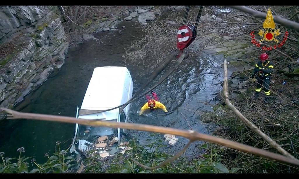 Per Scansare Un Cervo Precipita Con Il Furgone Nel Fiume Salvata Video