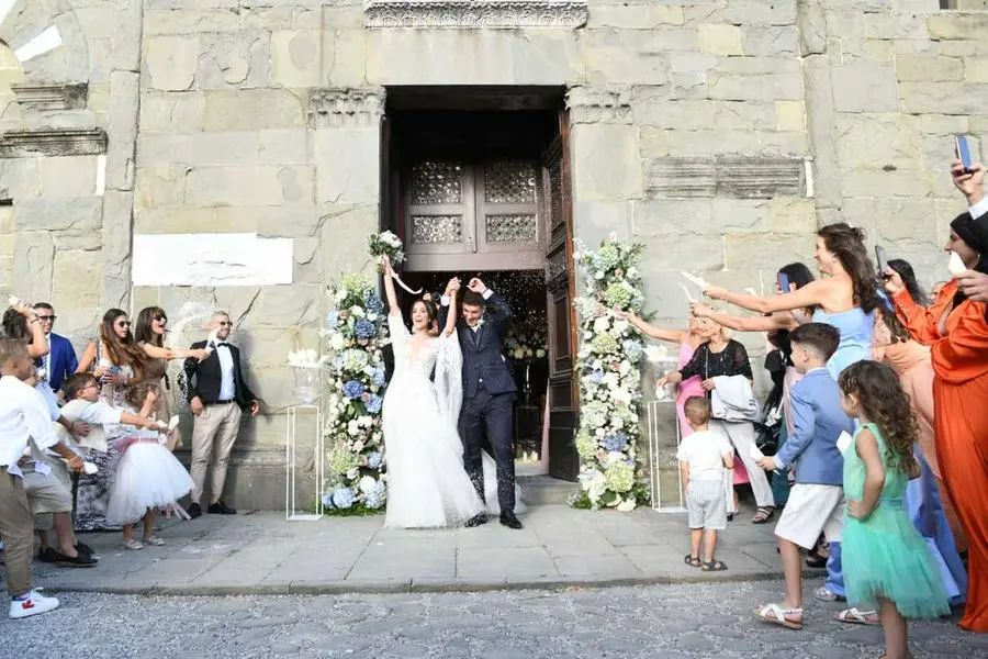 Fiori bianchi e fontane luminose: il sì del calciatore Di Lorenzo con Clarissa Franchi