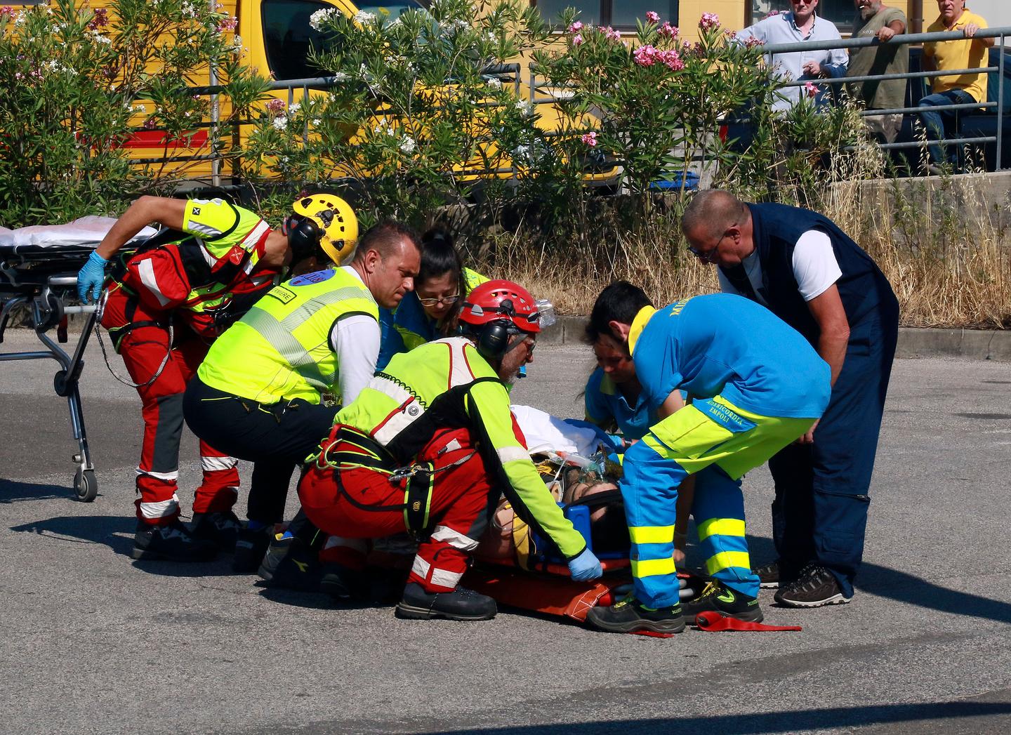 Incidente sul lavoro volano giù da un soppalco gravi due operai