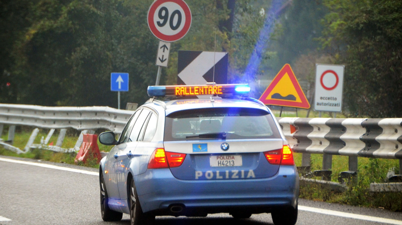 La Polizia stradale ha scortato l'auto con la neo mamma