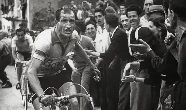 Una statua di Gino Bartali nell'omonima piazza a Firenze