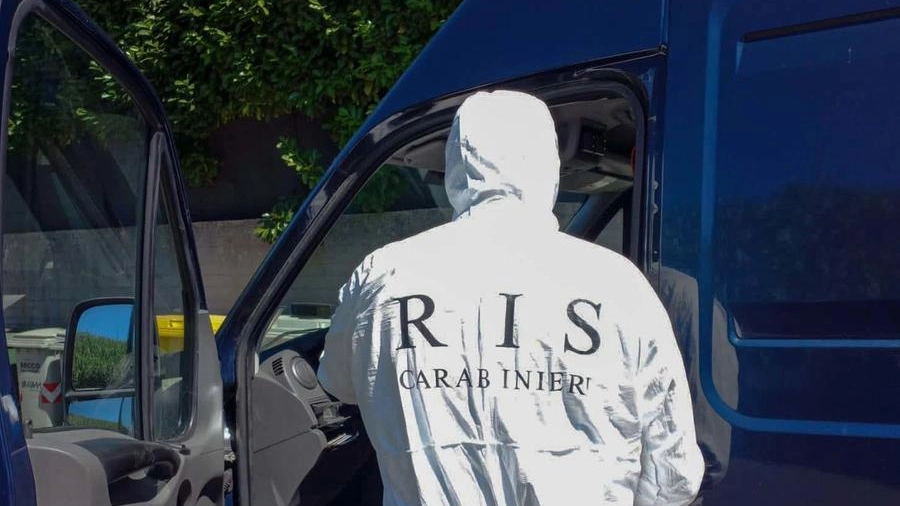 Il Ris ha repertato le auto poste sotto sequesto nel piazzale della caserma di Sarzana