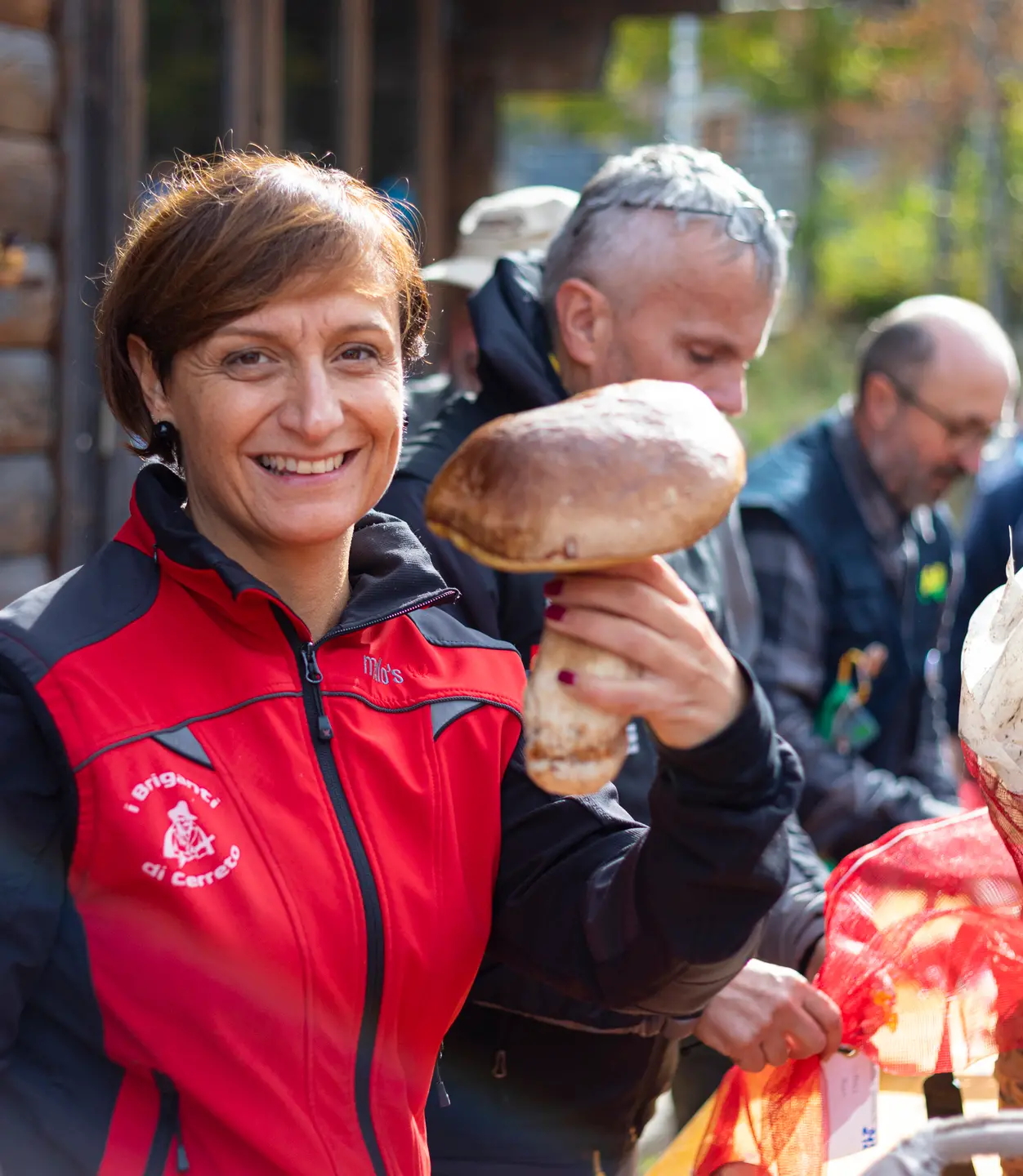 Al campionato dei funghi raccolgono anche i rifiuti per un bosco più pulito