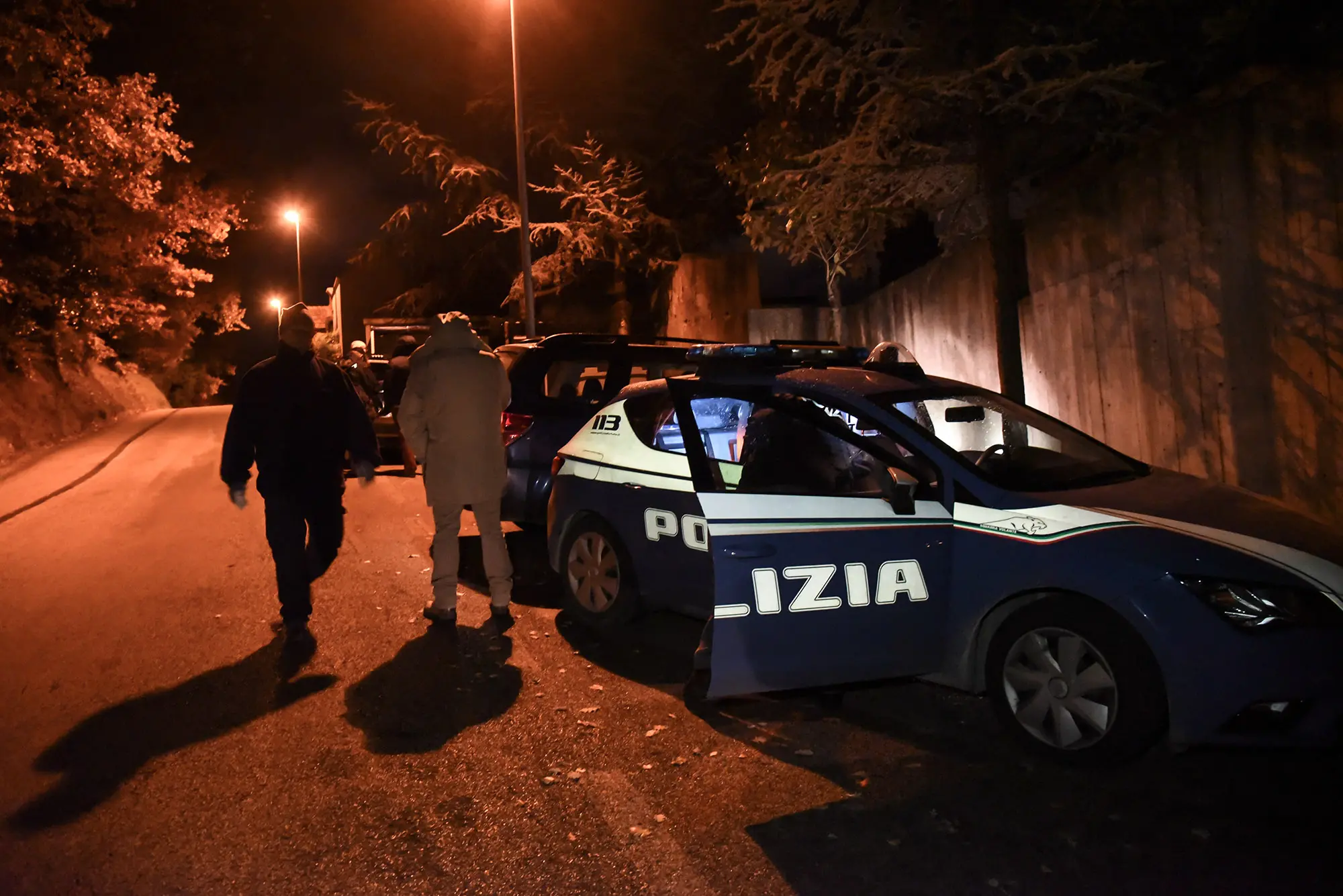 Lanciava gatti morti nel giardino dei vicini, 80enne a processo