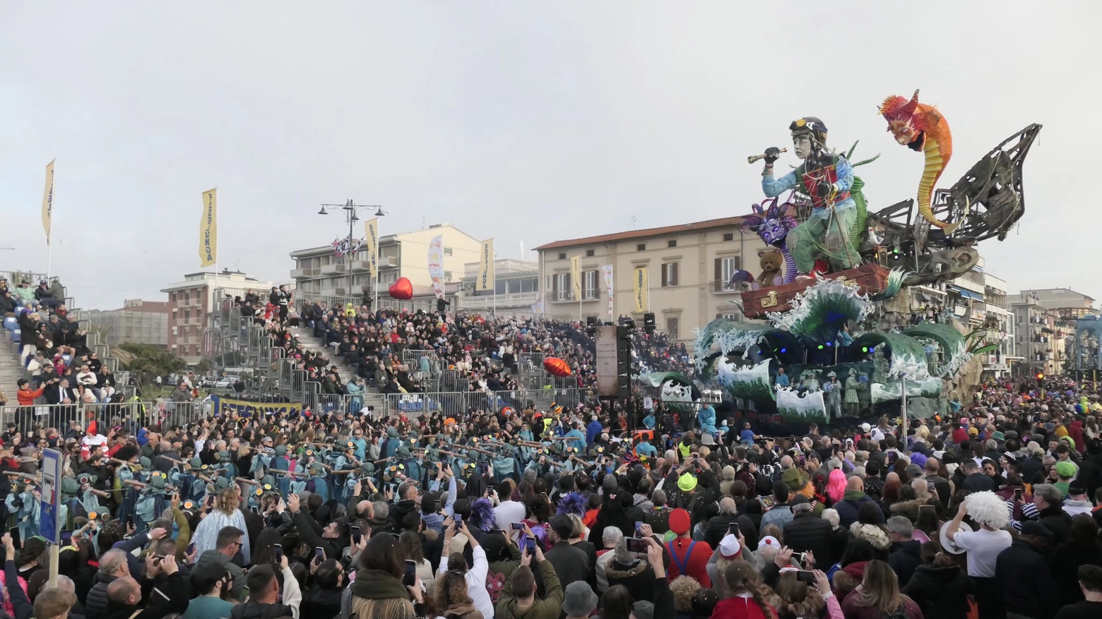 Un momento della quinta sfilata del Carnevale di Viareggio (Foto Umicini)