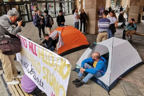 Studenti in tenda davanti all'Università di Firenze (Foto Udu Firenze)