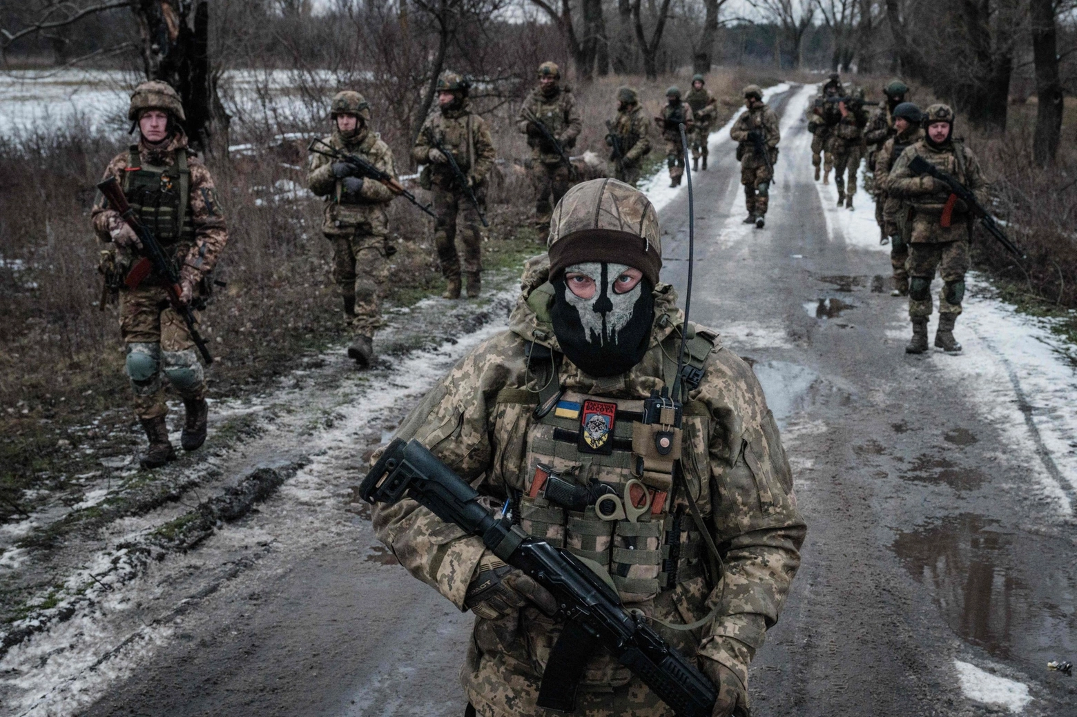 Soldati ucraini vicini al fronte nella regione di Donetsk (foto Yasuyoshi Chiba/ Afp)